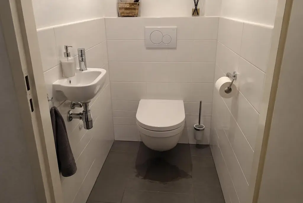 Lekdetectie Enkhuizen – natte vloer bij een toilet