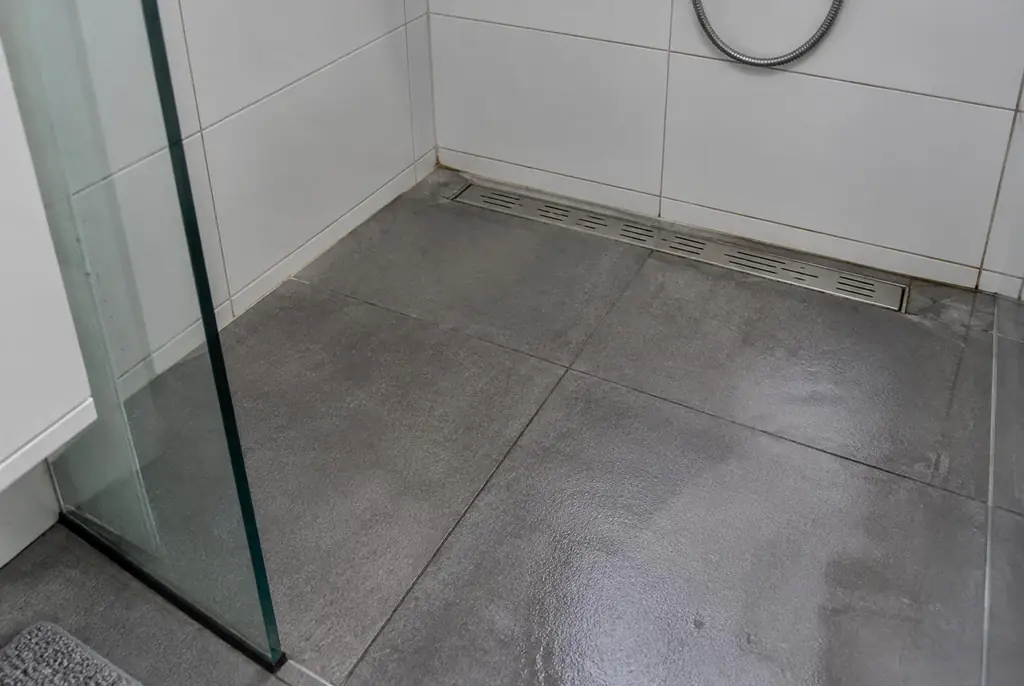 Lekdetectie Enkhuizen – lekkende inloopdouche met natte voegen