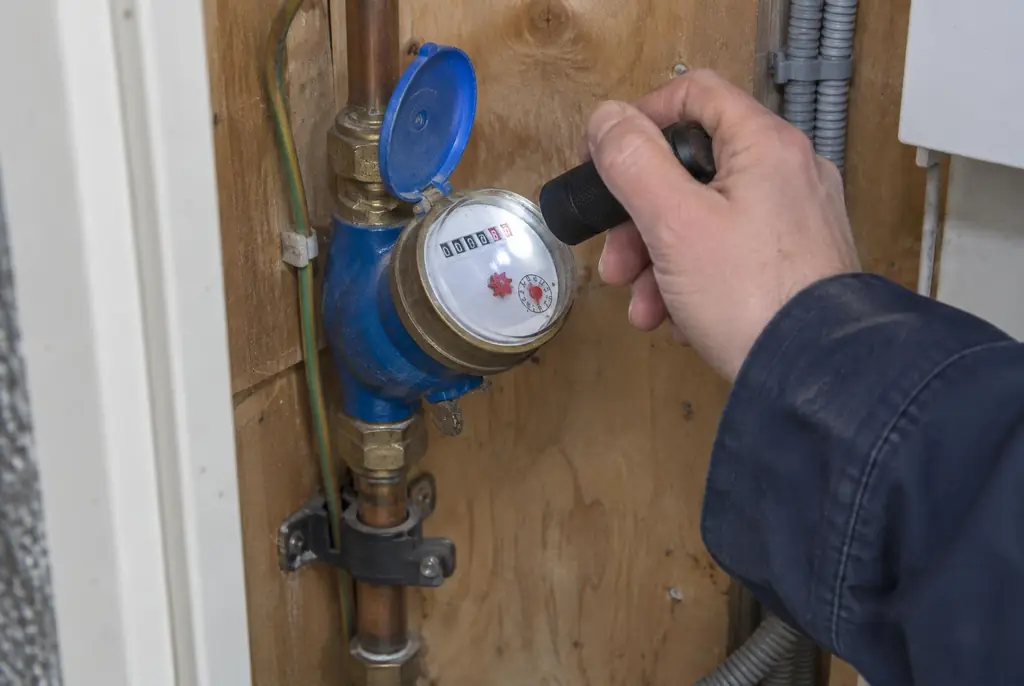 Lekdetectie Enkhuizen – watermeter in de meterkast controleren met een zaklamp